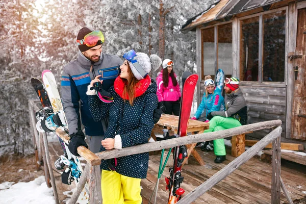 Casal com amigos passar férias no inverno casa de neve — Fotografia de Stock