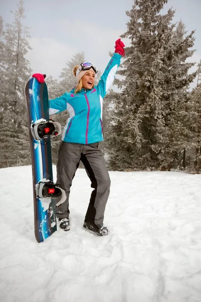 Веселая девушка сноубордистка — стоковое фото
