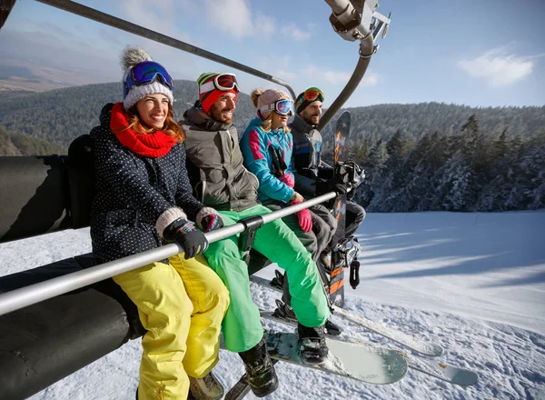 Esquiadores en telesilla sobre terreno de esquí — Foto de Stock