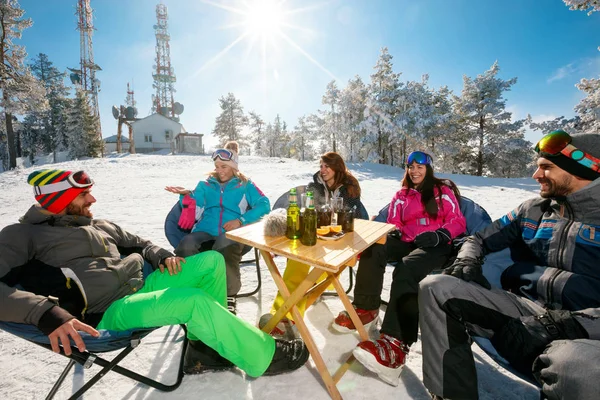 Ski, winter fun - vrienden genieten op warme drank in skiresort — Stockfoto