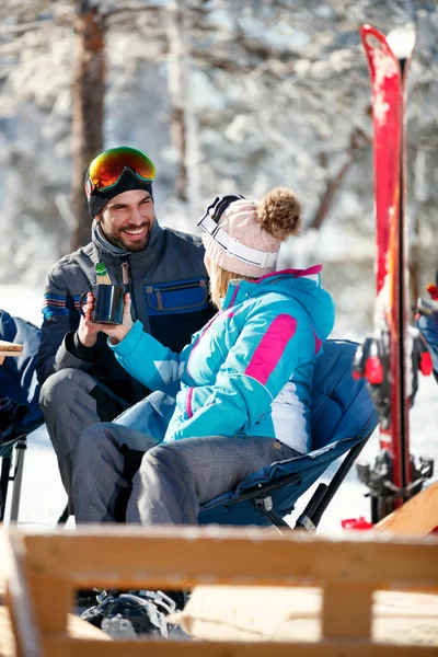 (Echt) paar uitgaven tijd samen en drankje na het skiën in café — Stockfoto