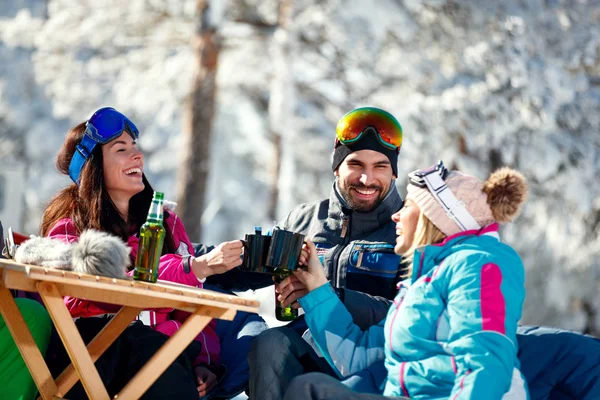 Vacaciones de invierno amigos sonrientes beber cerveza en el descanso — Foto de Stock