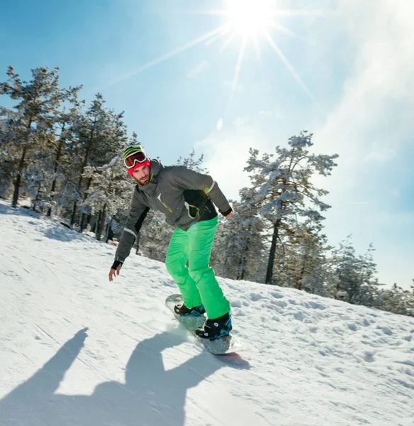 Hombre snowboarder disfruta la estación de esquí —  Fotos de Stock