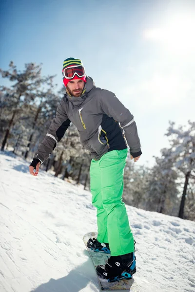 Unga manliga snowboardåkare har skidorten — Stockfoto
