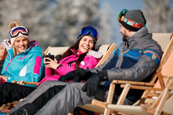 Freunde genießen Winterurlaub in den Bergen — Stockfoto