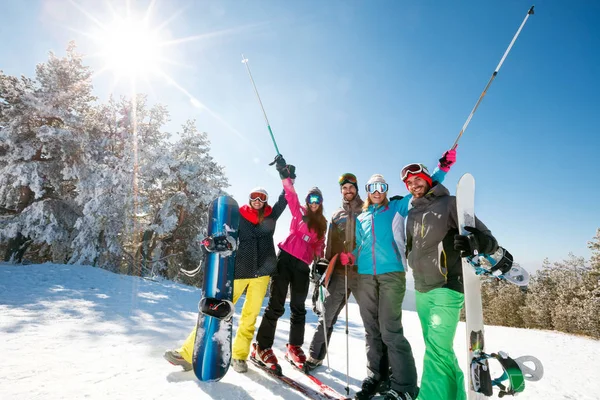 Vrienden genieten in mooie natuurlijke sneeuwlandschap op berg — Stockfoto