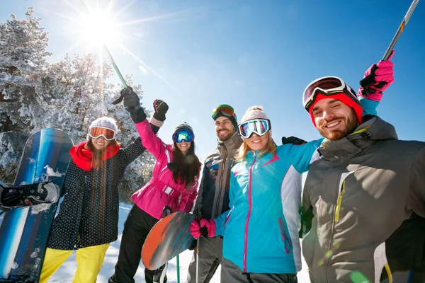 Lachende skiër van vrienden in de bergen sneeuw — Stockfoto