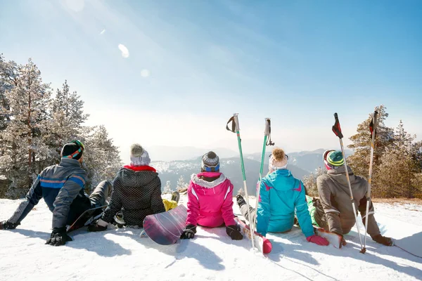 Amigos observando el paisaje de montaña — Foto de Stock