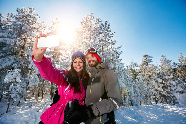 Pár selfie így, és birtoklás móka a hóban — Stock Fotó