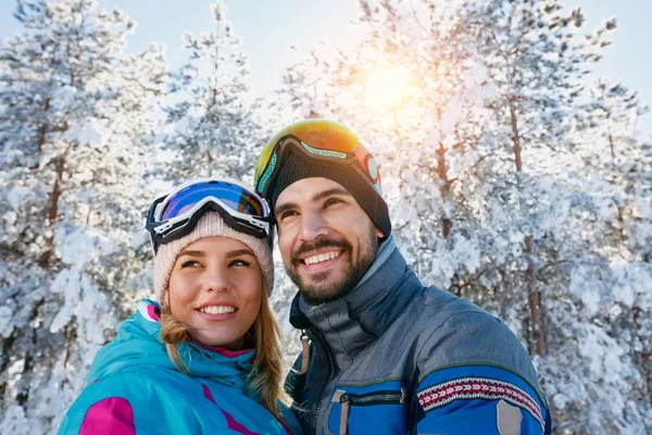 Retrato de casal de amor em férias de inverno — Fotografia de Stock