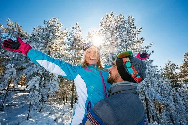 Lyckliga paret på semester på berget — Stockfoto