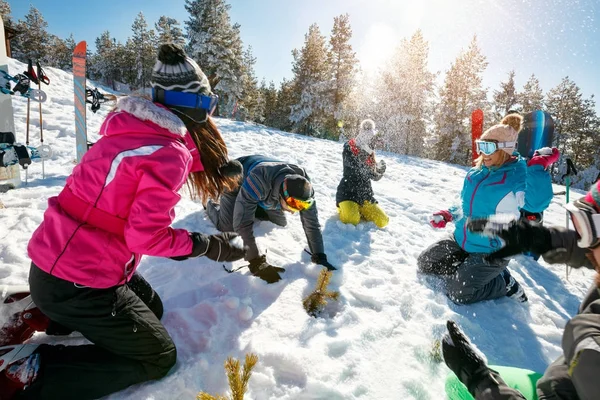 Sneeuwballengevecht met vrienden — Stockfoto