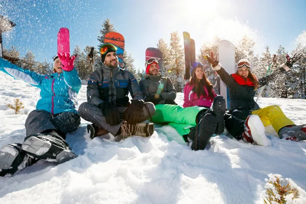 Junge Freunde am Berg genießen den Wintertag — Stockfoto