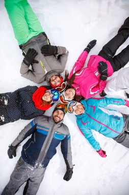 Grup baş ve vücut ile yıldız yapma kayakçı