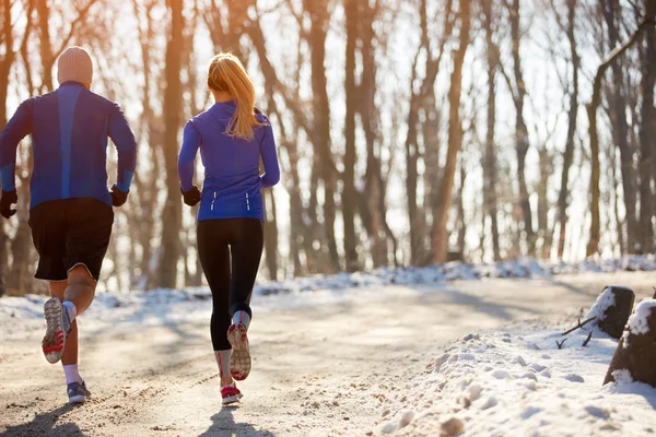 Coppia jogging nella natura — Foto Stock