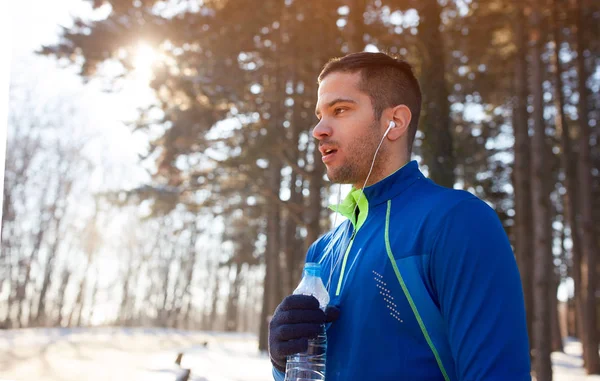 Atleta con botella de agua al aire libre — Foto de Stock