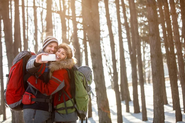 Coppia innamorata fa selfie in montagna — Foto Stock
