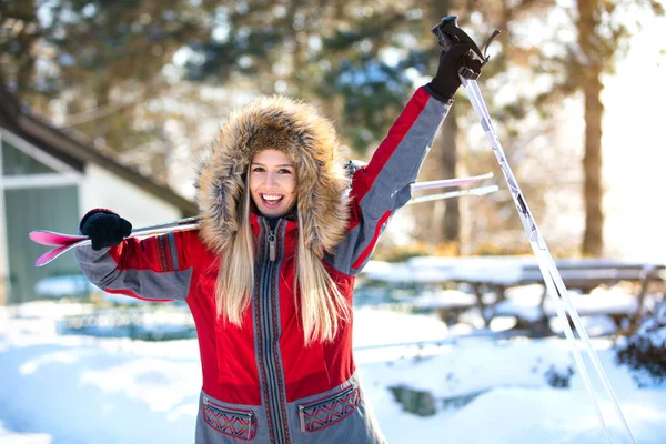 Feliz esquiador feminino — Fotografia de Stock