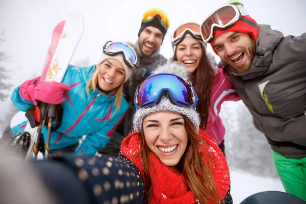 Jungen und Mädchen gemeinsam auf Skiern — Stockfoto