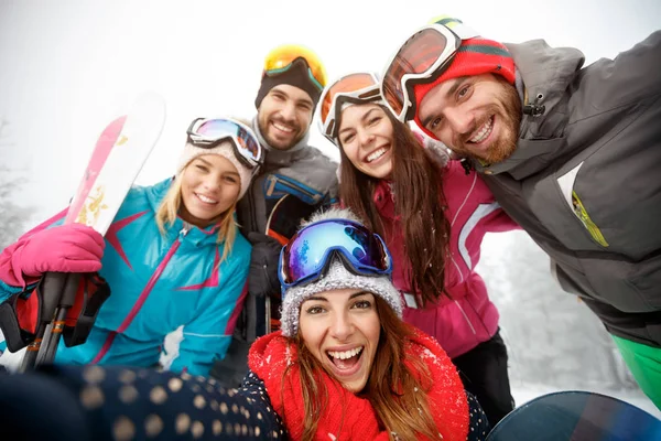 Glückliche Gruppe von Skifahrern auf Skiern — Stockfoto