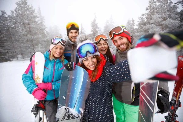 Kvinnliga tar selfie tillsammans på ski terräng — Stockfoto