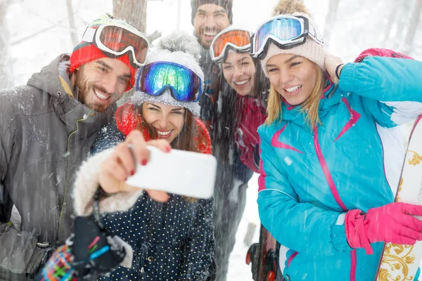 Groep skiërs foto maken — Stockfoto