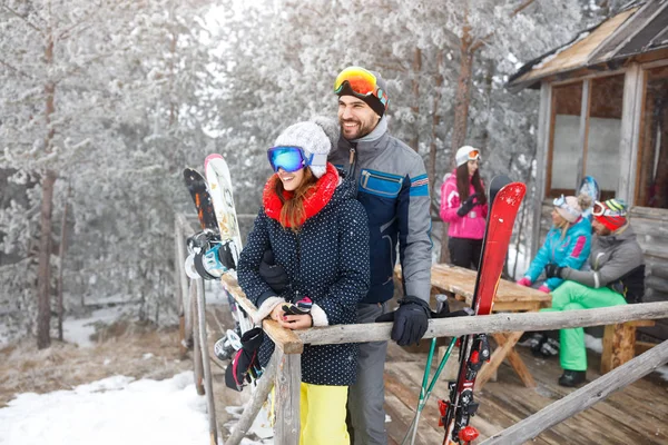 冬季木屋里的滑雪夫妇 — 图库照片