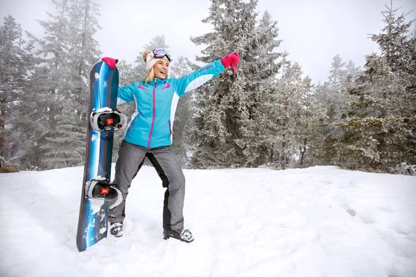 Vrouwelijke snowboarder in Bergen — Stockfoto