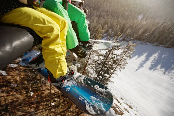 Close-up van skiërs benen in de skilift, concept — Stockfoto