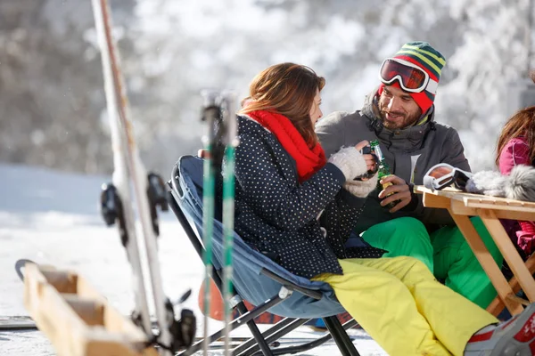 Brinde de esquiador masculino com esquiador feminino — Fotografia de Stock