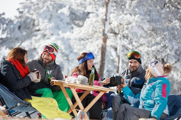 스키 후 음료와 함께 상쾌한 스키어 그룹 — 스톡 사진