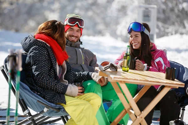 Amigos en el esquí hablando y divirtiéndose en la cafetería — Foto de Stock