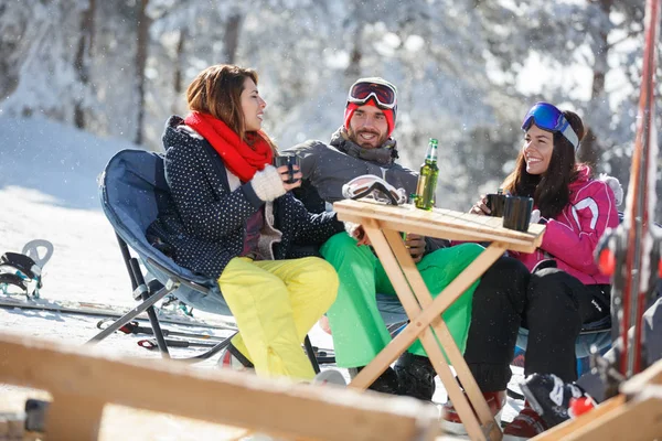 Esquiadores desfrutando juntos no café no esqui — Fotografia de Stock