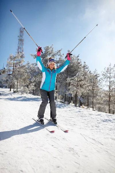Vrouwelijke skiën bij ski stokken omhoog — Stockfoto