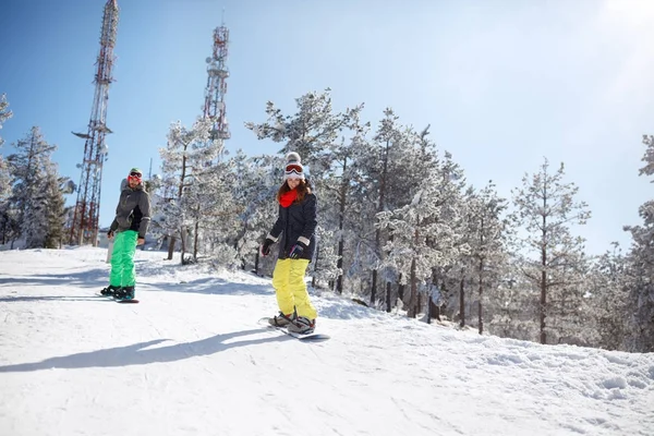女人和男人在山上滑雪 — 图库照片