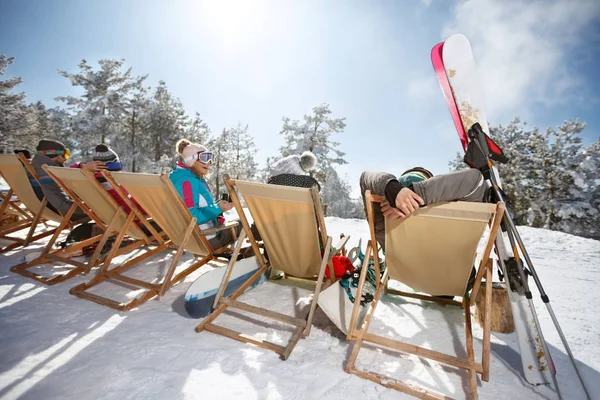 Skiers enjoys in sunbed after skiing, back view — Stock Photo, Image