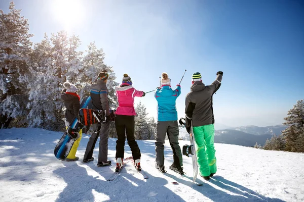Skiers looking landscape on mountain — Stock Photo, Image