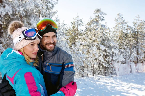 雪に覆われた森で若いカップル — ストック写真