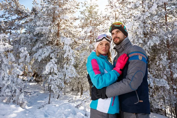 Mujer y hombre en el bosque en invierno —  Fotos de Stock