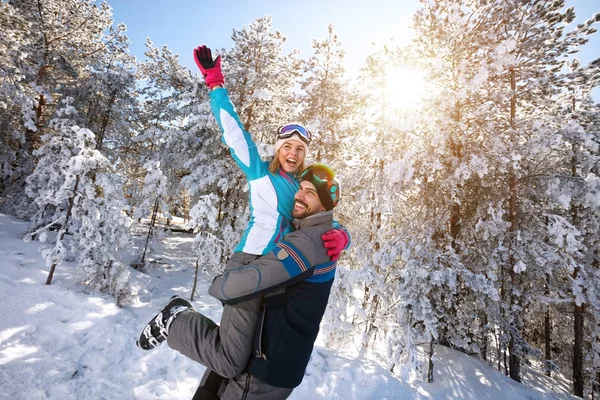 Amor casal se divertindo no inverno natureza — Fotografia de Stock