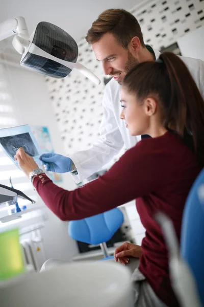 Mädchen zeigt Zahnarzt auf Röntgenbild ihr Zahnproblem — Stockfoto