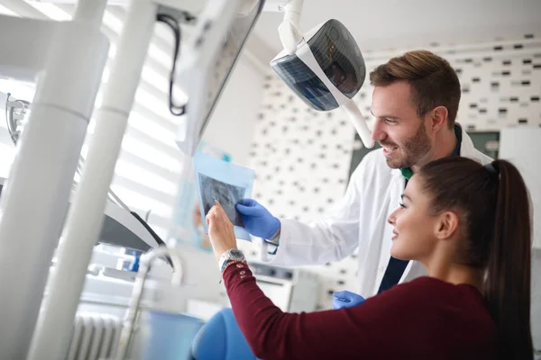 Mulher mostrando seu dente em raio-x ao dentista — Fotografia de Stock