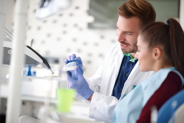 Dentiste avec patient montrant le mode mâchoire — Photo