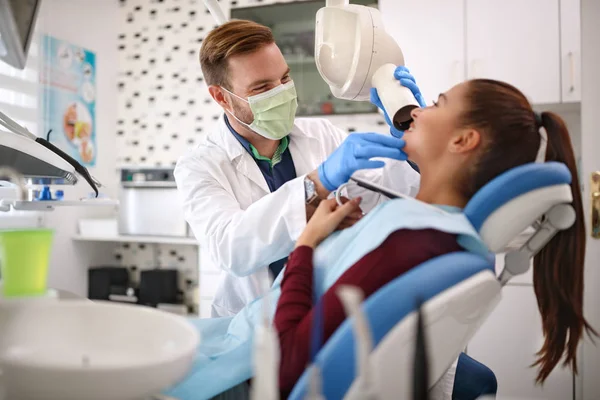 Dentista che prepara un apparecchio a raggi X per fare un filmato dentale — Foto Stock
