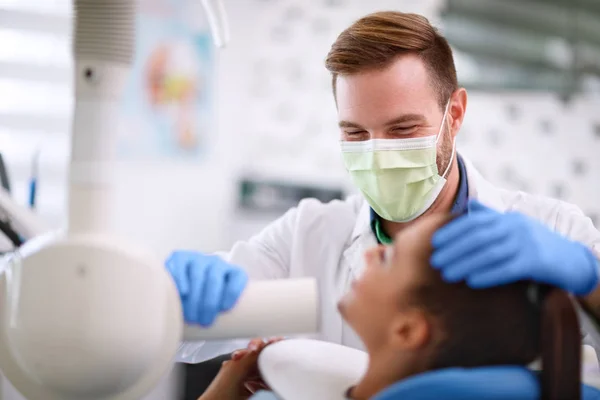 Doctor apparaat voorbereiden x-ray beelden van tand — Stockfoto