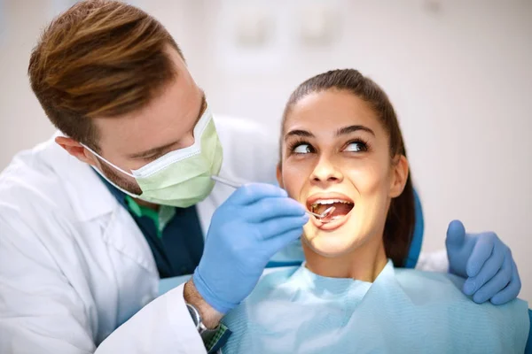 Οδοντίατρος έλεγχο επάνω δόντια του κοριτσιού με καθρέφτη — Φωτογραφία Αρχείου