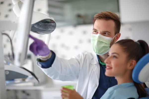 Dentist showing x-ray to patient — Stock Photo, Image