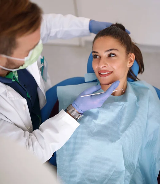 Meisje op tandheelkundige check-up — Stockfoto