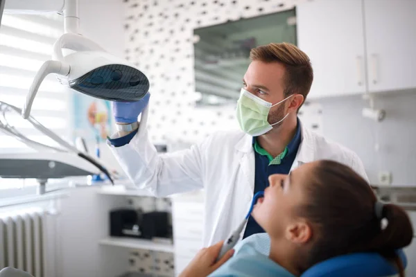 Dentysta na pracy kliniki stomatologicznej — Zdjęcie stockowe