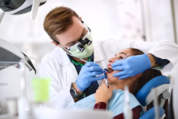 Diş hekimi yapmak kadın diş kontrol etmek — Stok fotoğraf
